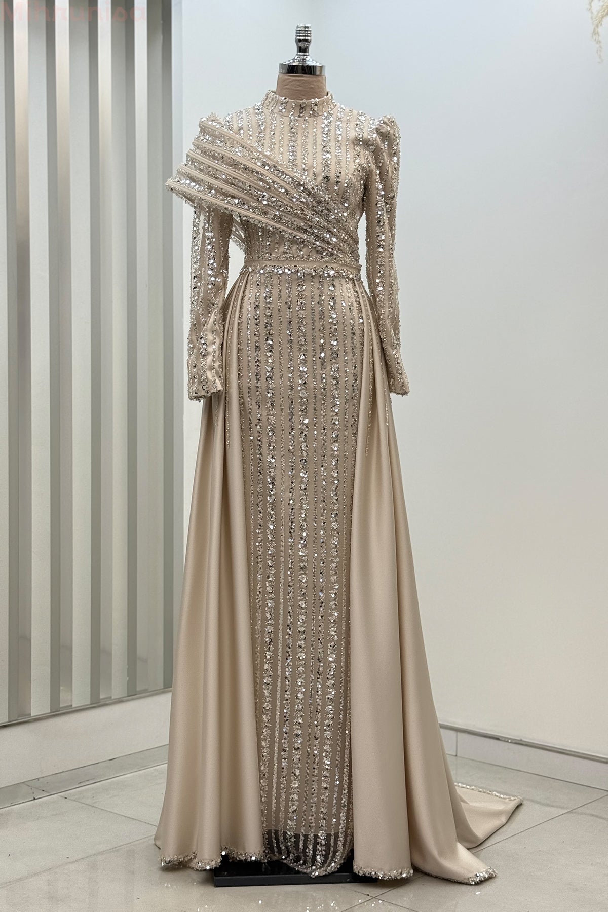 Robe Élégante en Satin Portable avec Détail aux Épaules et Queue ...