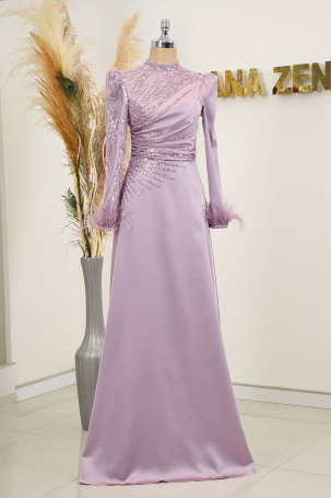 Robe de soirée Bianca en satin lilas avec drapé, broderie et détails en plumes sur les manches. 