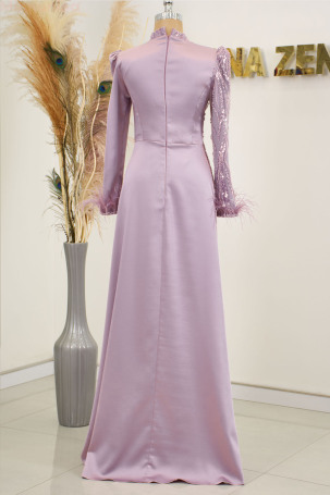 Robe de soirée Bianca en satin lilas avec drapé, broderie et détails en plumes sur les manches. - 2