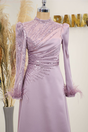 Robe de soirée Bianca en satin lilas avec drapé, broderie et détails en plumes sur les manches. - 3