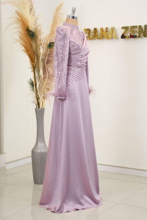 Robe de soirée Bianca en satin lilas avec drapé, broderie et détails en plumes sur les manches. - 4