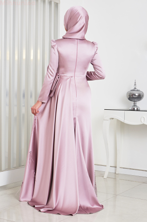 Robe de soirée Dicle en satin lilas avec détails en plumes sur la jupe et broderies sur le devant. - 2