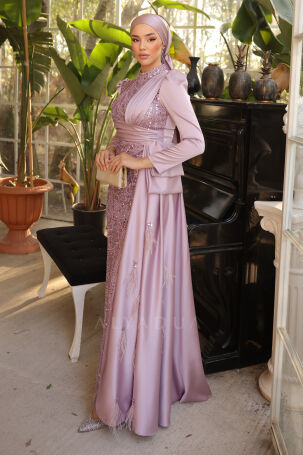 Robe de soirée Dicle en satin lilas avec détails en plumes sur la jupe et broderies sur le devant. - 4