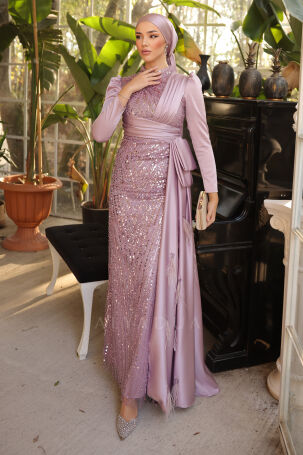 Robe de soirée Dicle en satin lilas avec détails en plumes sur la jupe et broderies sur le devant. 