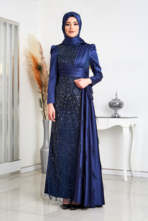 Robe de soirée en satin Dicle avec détails en plumes sur la jupe et broderies sur le devant - Bleu marine - Rana Zenn