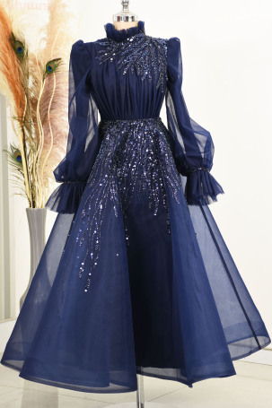 Robe de soirée en tulle bleu marine Patrice avec broderie appliquée, design spécial, longueur midi et jupe volumineuse. - Rana Zenn