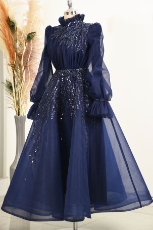 Robe de soirée en tulle bleu marine Patrice avec broderie appliquée, design spécial, longueur midi et jupe volumineuse. - 4