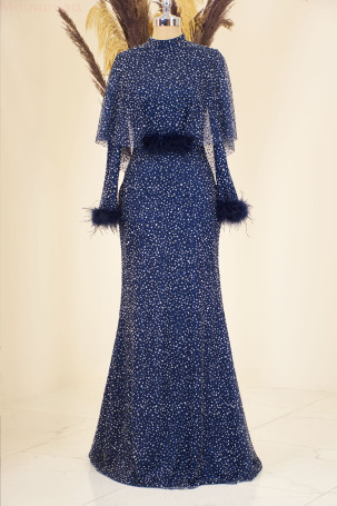 Robe de soirée Fiona avec des manches en plumes et ornée de pierres - Bleu marine 