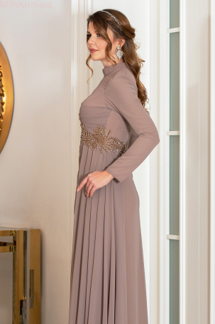 Robe de soirée grande taille en chiffon avec détails de broderie à la taille et aux épaules - Sable - 4