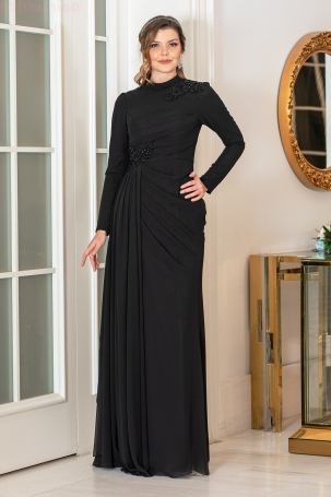 Robe de soirée grande taille en chiffon noir avec détails brodés à la taille et aux épaules. 