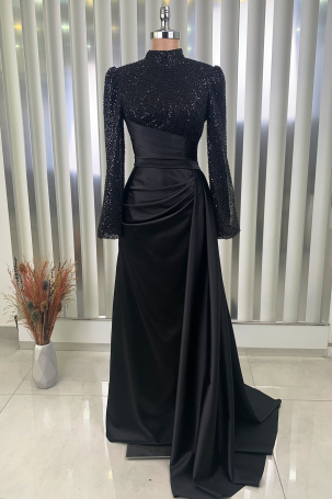 Robe de soirée Lavin en satin noir avec queue, ornée de perles et de paillettes. 