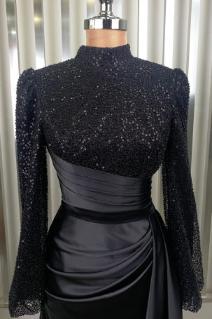 Robe de soirée Lavin en satin noir avec queue, ornée de perles et de paillettes. - 3