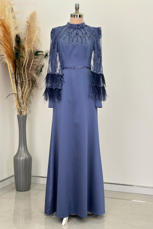 Robe de soirée Mademoiselle avec cape à manches, détails en plumes et paillettes - Indigo - Rana Zenn