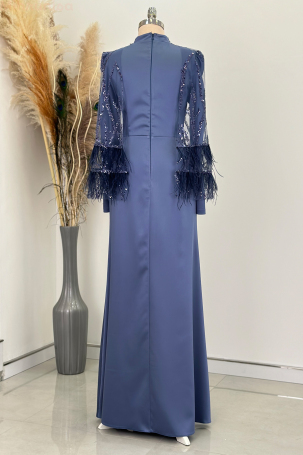 Robe de soirée Mademoiselle avec cape à manches, détails en plumes et paillettes - Indigo - 2