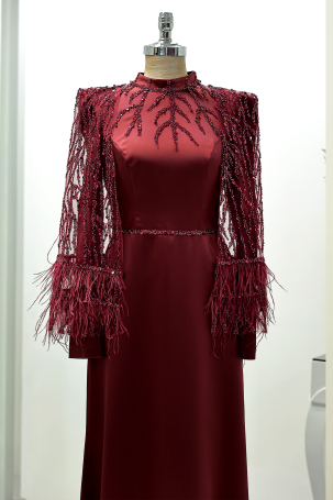 Robe de soirée Mademoiselle avec cape à manches, plumes et détails de paillettes - Bordeaux - 3