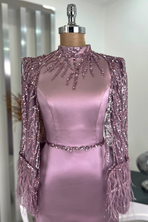 Robe de soirée Mademoiselle avec des manches cape, des plumes et des paillettes - Lilas - 3