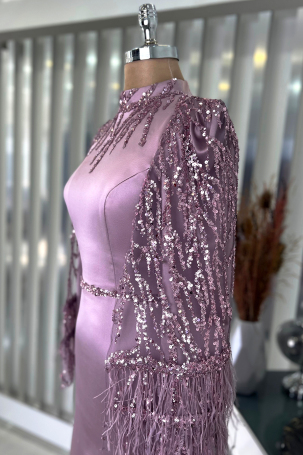 Robe de soirée Mademoiselle avec des manches cape, des plumes et des paillettes - Lilas - 4