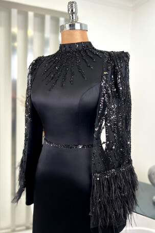 Robe de soirée Mademoiselle avec manches cape plumes et détails paillettes - Noir - 7