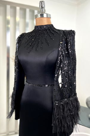 Robe de soirée Mademoiselle avec manches cape plumes et détails paillettes - Noir - 4