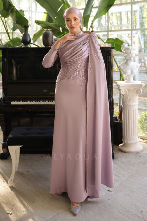 Robe de soirée Noura en satin lilas avec drapé à l'avant et détails de cape sur les manches. - 6