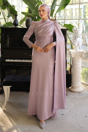 Robe de soirée Noura en satin lilas avec drapé à l'avant et détails de cape sur les manches. - Rana Zenn