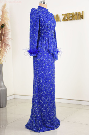 Robe de soirée Rachelle avec drapé à l'avant, manches en plumes et ornements de pierres précieuses - Bleu roi 